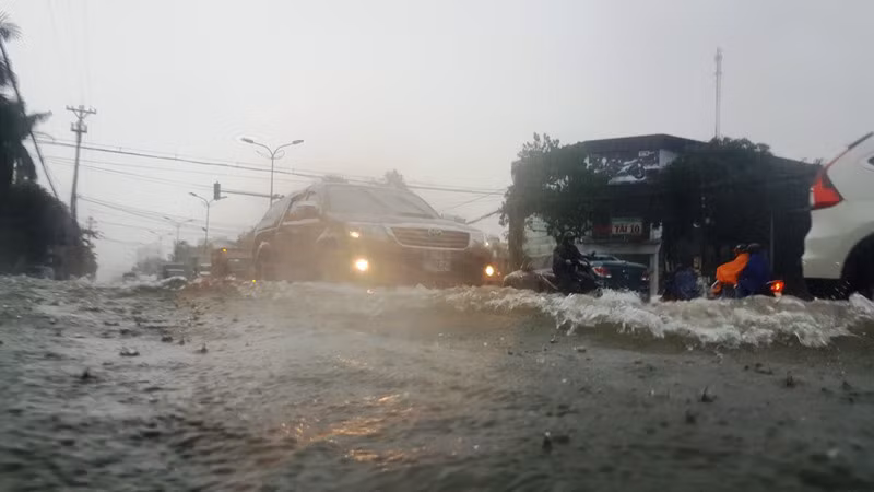 Mưa lớn gây ngập lụt và chia cắt nhiều khu vực ở Hà Tĩnh -0