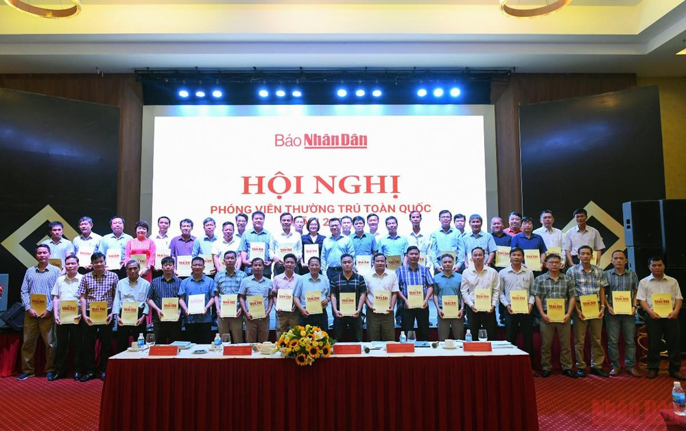Các đồng chí PVTT nhận quyết định thành lập Văn phòng đại diện và cử làm Trưởng Văn phòng đại diện tại các địa phương. (Ảnh: Thành Đạt)