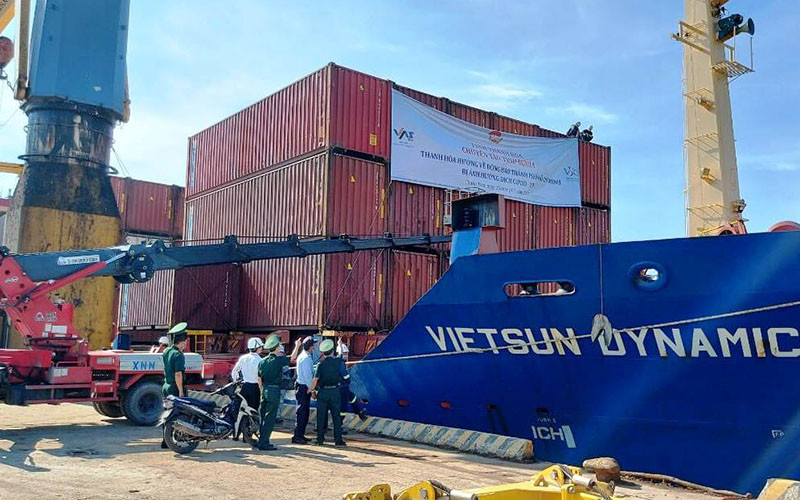  Tàu cập cảng Nghi Sơn vận chuyển hàng thiết yếu vào thành phố Hồ Chí Minh.