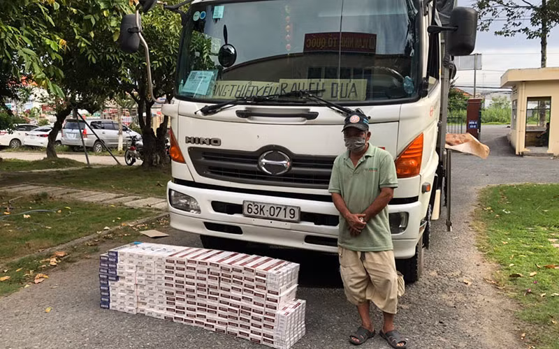 Lái xe lợi dụng phương tiện của mình đã được cấp “luồng xanh” để vận chuyển thuốc lá lậu.