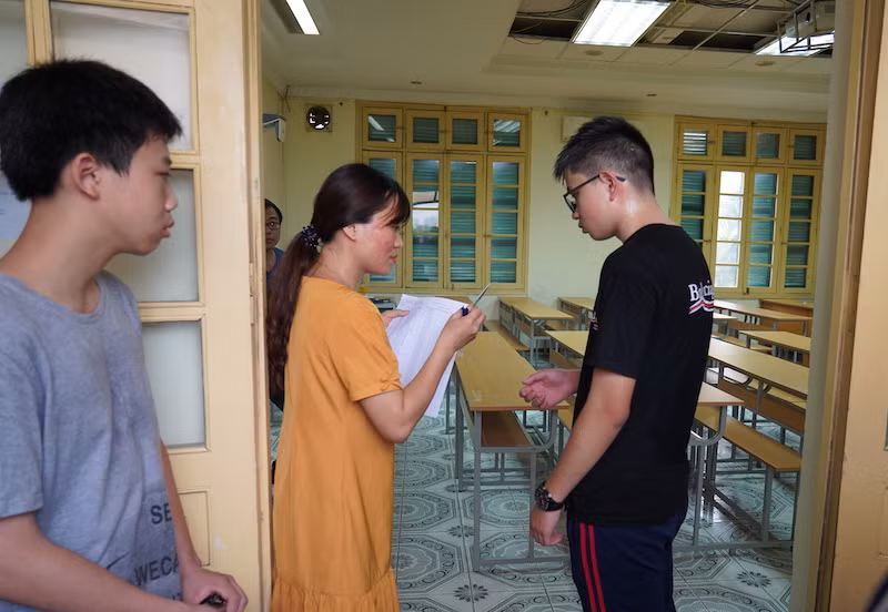 Tại kỳ thi vào lớp 10 Trường THPT chuyên Khoa học Tự nhiên