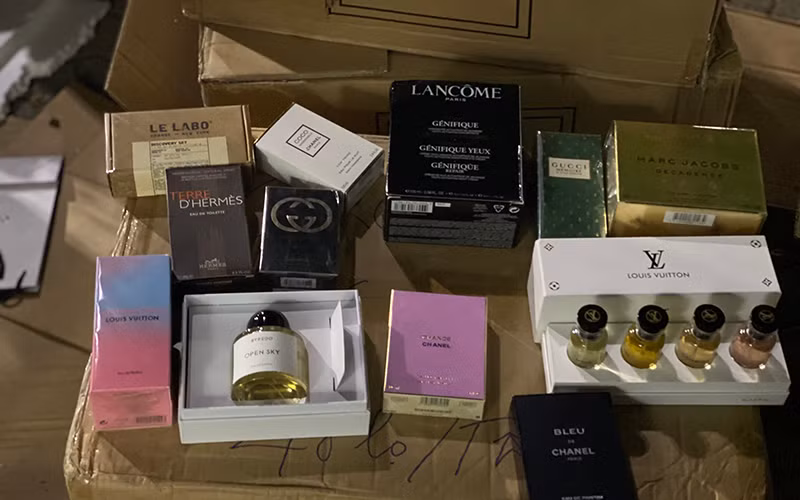 Đột kích kho chứa lượng lớn mỹ phẩm không chứng từ -0