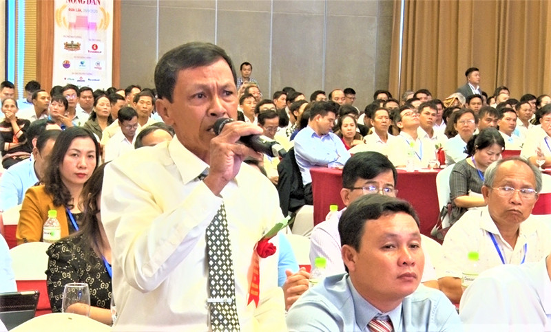 Một nông dân đặt câu hỏi với Thủ tướng Nguyễn Xuân Phúc. Thủ tướng Chính phủ Nguyễn Xuân Phúc đối thoại với nông dân lần thứ 3 năm 2020 -0