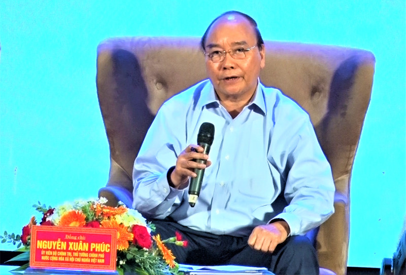 Thủ tướng Nguyễn Xuân Phúc trực tiếp trả lời những câu hỏi của nông dân tại hội nghị. Thủ tướng Chính phủ Nguyễn Xuân Phúc đối thoại với nông dân lần thứ 3 năm 2020 -0