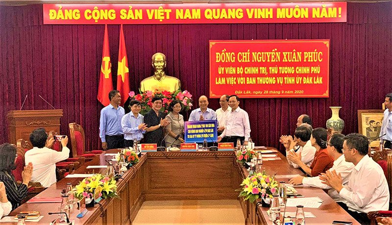 Thủ tướng Nguyễn Xuân Phúc trao tặng 100 căn nhà, tổng trị giá bảy tỷ đồng cho hộ nghèo người dân tộc thiểu số tỉnh Đắk Lắk. Thủ tướng Chính phủ Nguyễn Xuân Phúc đối thoại với nông dân lần thứ 3 năm 2020 -0