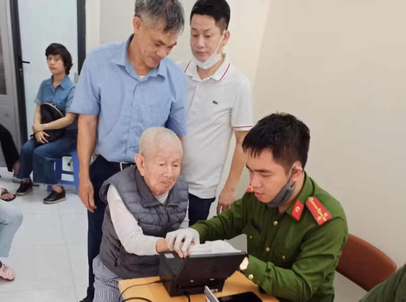 Hà Nội lập điểm lưu động cấp CCCD gắn chip cho người mù, cao tuổi -0