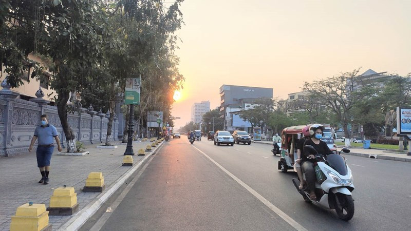 Người dân Phnom Penh tạm thời hạn chế ra đường vào buổi đêm để phòng, chống dịch bệnh. 