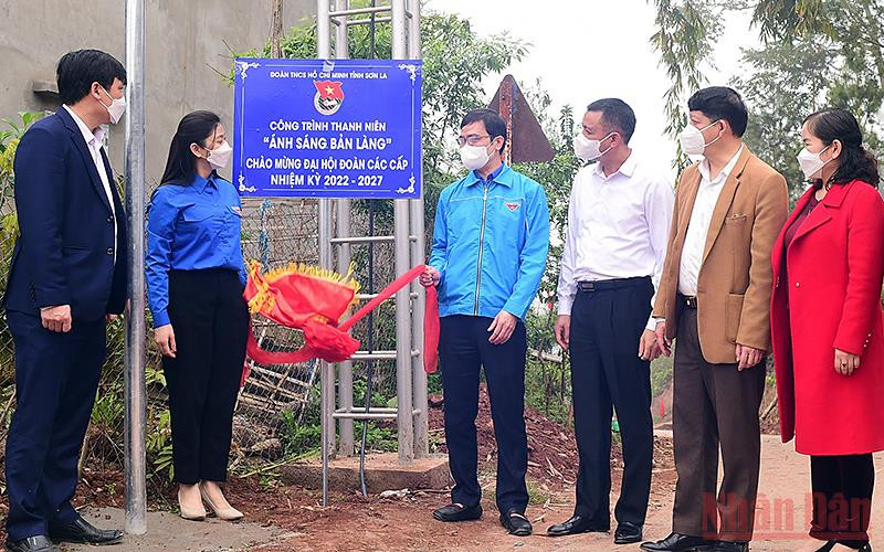 Đồng chí Bùi Quang Huy, Ủy viên dự khuyết Trung ương Đảng, Bí thư Thường trực Trung ương Đoàn (thứ tư từ phải sang trong ảnh) cùng đại diện các đơn vị liên quan khánh thành công trình thanh niên “Ánh sáng bản làng” tại xã Chiềng Khay (tỉnh Sơn La). Sôi nổi sức trẻ cả nước trong Ngày cao điểm xây dựng nông thôn mới -0