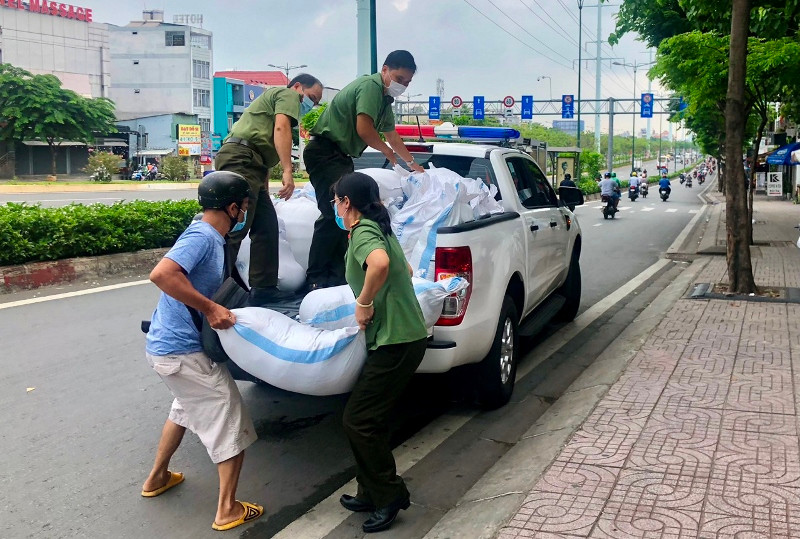 Đại diện Hội Liên hiệp Phụ nữ Việt Nam quận Gò Vấp chuyển quà tặng đến các lực lượng ở tuyến đầu chống dịch. (ảnh Phương Hoa) Gò Vấp vững tin đẩy lùi dịch Covid-19 -0