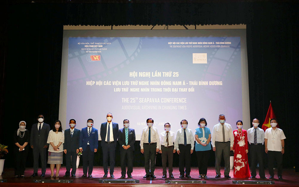 Các đại biểu dự lễ khai mạc Hội nghị. 