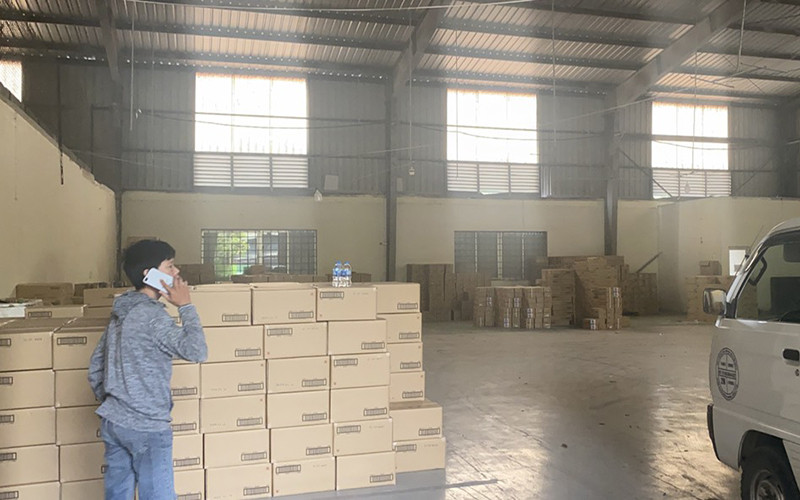 Kho hàng hóa tại Hưng Yên chứa hơn 93.000 sản phẩm không hóa đơn, chứng từ. Tổng tấn công tám kho, thu giữ 40 tấn hàng có dấu hiệu vi phạm -0