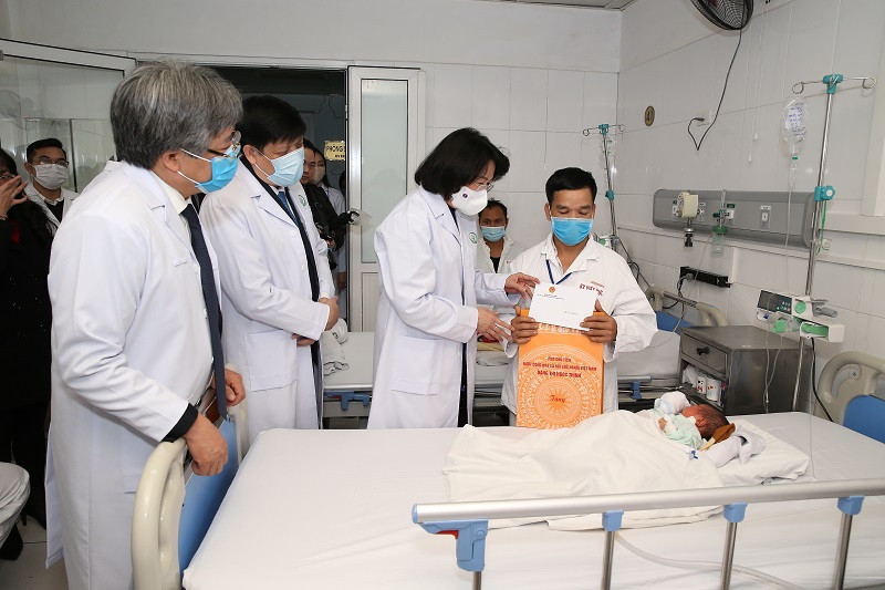 Phó Chủ tịch nước Đặng Thị Ngọc Thịnh thăm hỏi và trao quà cho người bệnh đang nằm điều trị tại Bệnh viện Hữu nghị Việt Đức. Đẩy mạnh phát triển các kỹ thuật chuyên sâu tại bệnh viện đầu ngành về ngoại khoa -0
