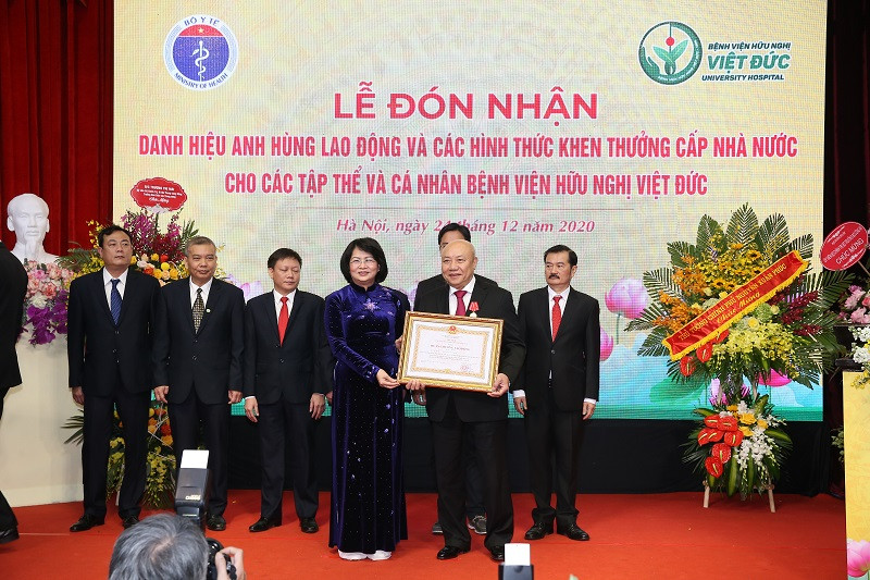 Phó Chủ tịch nước Đặng Thị Ngọc Thịnh trao Huân chương lao động hạng nhất cho PGS, TS Nguyễn Văn Thạch - nguyên Phó Giám đốc Bệnh viện Hữu nghị Việt Đức, nguyên Trưởng khoa Phẫu thuật Cột sống. Đẩy mạnh phát triển các kỹ thuật chuyên sâu tại bệnh viện đầu ngành về ngoại khoa -0