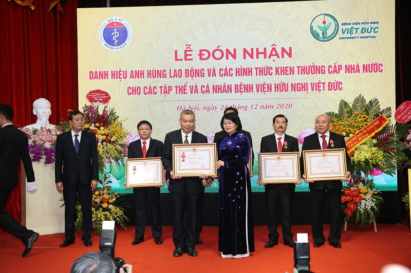Phó Chủ tịch nước Đặng Thị Ngọc Thịnh trao Huân chương cho các tập thể, cá nhân. Đẩy mạnh phát triển các kỹ thuật chuyên sâu tại bệnh viện đầu ngành về ngoại khoa -0
