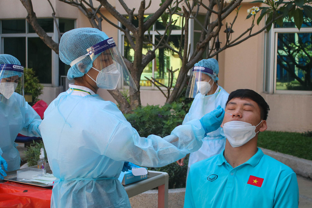 Các thành viên đội tuyển U23 Việt Nam được xét nghiệm nhanh. (Ảnh: VFF)