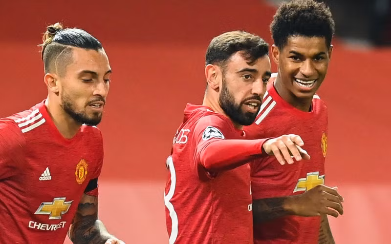 B. Fernandes (giữa) lập cú đúp trong trận thắng 4-1 của Man United.