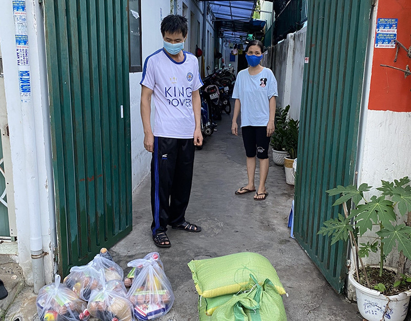 Trao quà hỗ trợ cho người dân khó khăn tại TP Vũng Tàu, tỉnh Bà Rịa - Vũng Tàu. “Vùng xanh” lấn át “vùng đỏ” ở Bà Rịa - Vũng Tàu -0