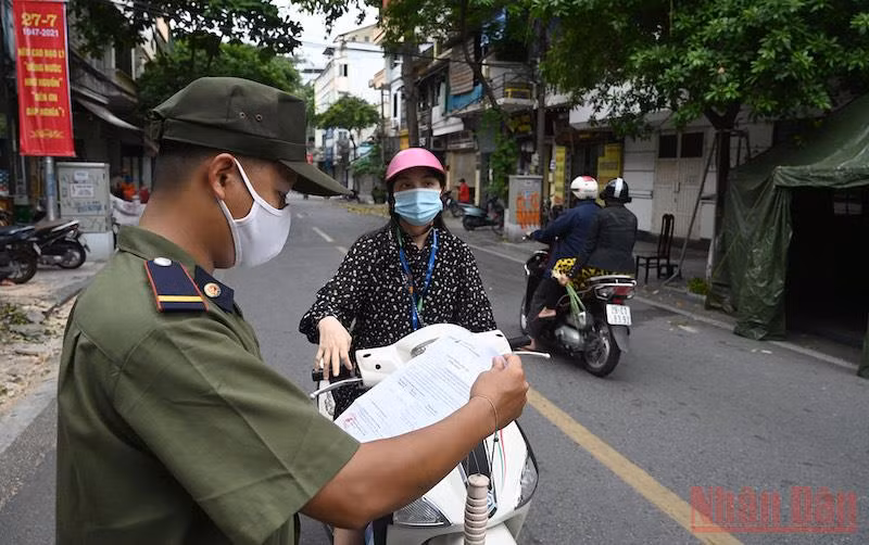Kiểm tra giấy tờ tại chốt kiểm soát phường Hàng Mã. Ảnh: DUY LINH