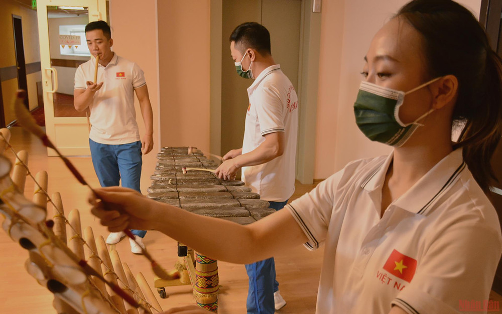 Buổi tập luyện còn có sự tham gia của một loại nhạc cụ dân tộc truyền thống khác là sáo trúc. Khám phá