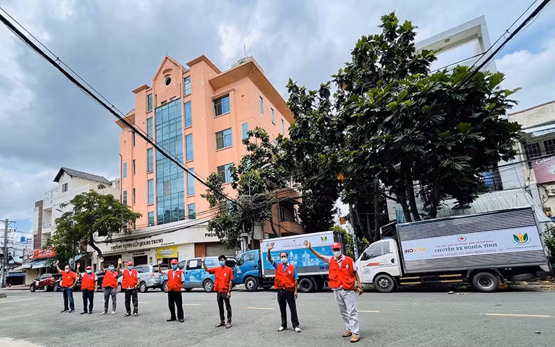 "Chuyến xe nghĩa tình - Chung tay đẩy lùi dịch bệnh Covid-19" sẵn sàng chia sẻ những khó khăn cho các khu phong tỏa, khu cách ly.