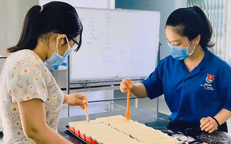 Các tình nguyện viên nấu món ăn đặc sản hỗ trợ tuyến đầu dập dịch tại Bình Thuận.