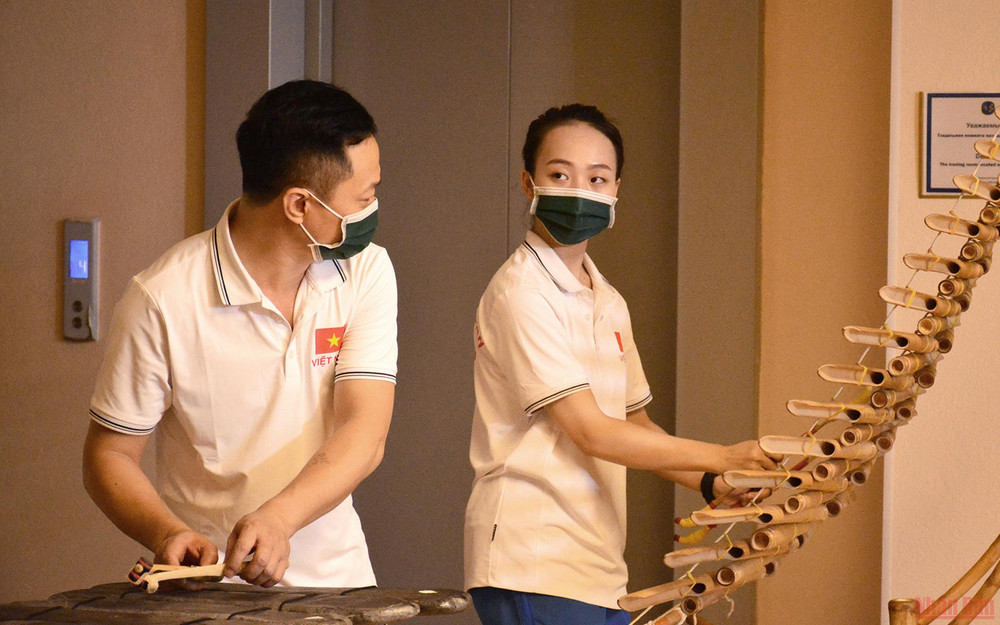 Hai thầy trò cùng luyện tập trên hai loại nhạc cụ dân tộc. Khám phá