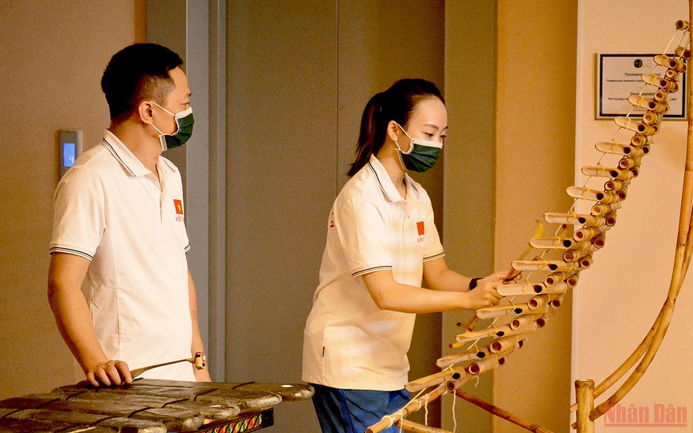 Thầy Nguyễn Xuân Bắc, Chủ nhiệm Khoa Nghệ thuật dân tộc và miền núi (Trường đại học Văn hóa Nghệ thuật Quân đội) hướng dẫn cô học trò cũ Đặng Hương Giang. Khám phá