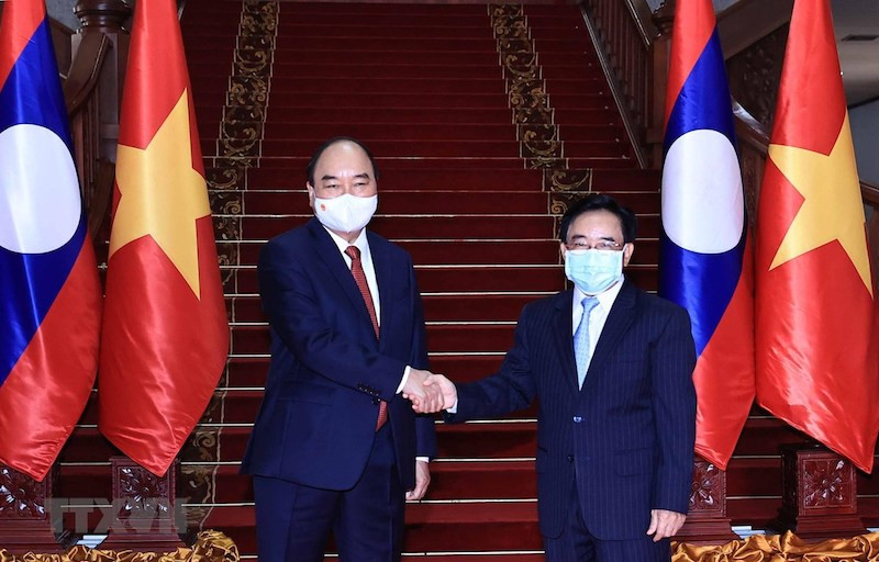 Chủ tịch nước Nguyễn Xuân Phúc hội kiến Thủ tướng Lào Phankham Viphavanh. (Ảnh: Thống Nhất/TTXVN)