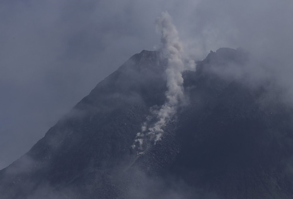Ngày 7-1, 500 người sống trên sườn núi Merapi phải sơ tán vì khí nóng. Ảnh: AP. Núi lửa Merapi của Indonesia phun khí nóng, 500 người phải sơ tán -0
