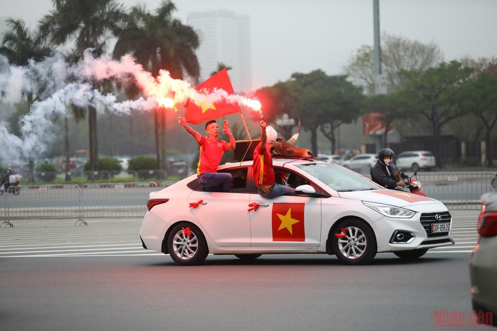 Những cổ động viên trung thành và nhiệt huyết đã sẵn sàng tiếp lửa cho thầy trò HLV Park-Hang-seo. (Ảnh: THÀNH ĐẠT) Cổ động viên Việt Nam hâm nóng sân Mỹ Đình trước trận Việt Nam-Oman -0