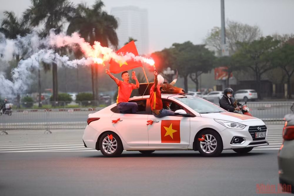 Cổ động viên Việt Nam hâm nóng sân Mỹ Đình trước trận Việt Nam-Oman -0