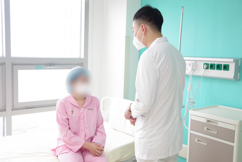 Cô của bệnh nhi hiến gan cũng đã hồi phục sức khỏe. Lần đầu tiên ghép gan cho bệnh nhi nhỏ tuổi bằng kỹ thuật nội soi lấy thùy gan từ người cho sống -0