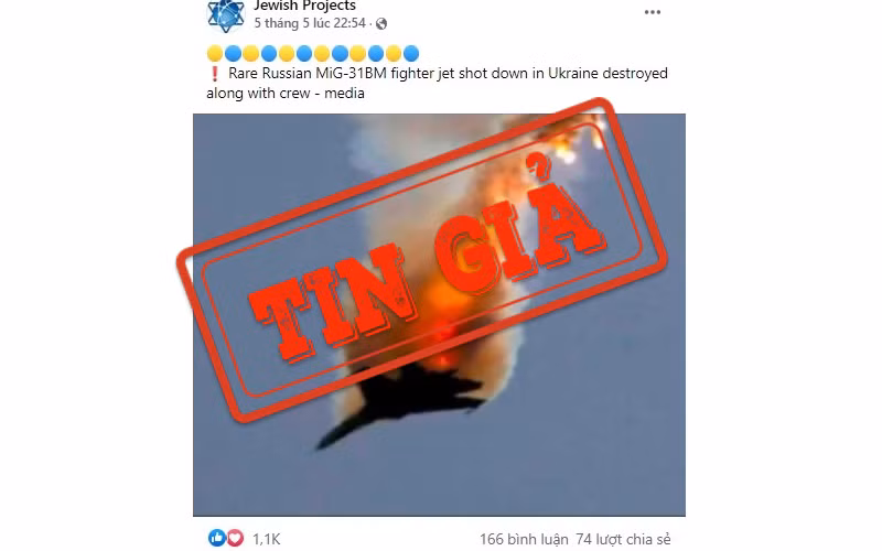 Một tài khoản Facebook chia sẻ hình ảnh máy bay chiến đấu bốc cháy với chú thích sai lệch. (Ảnh chụp màn hình)
