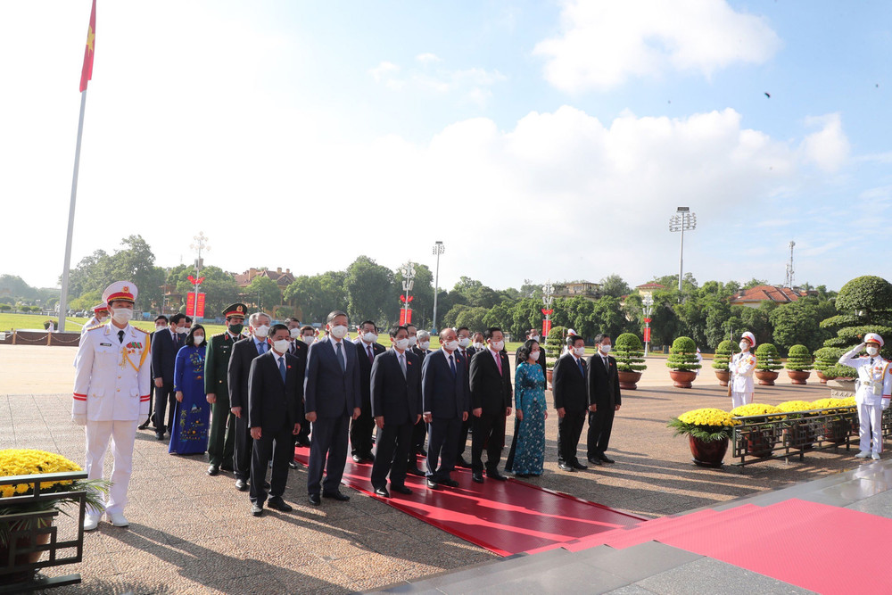 Các đồng chí lãnh đạo Đảng, Nhà nước đặt vòng hoa, vào Lăng viếng Chủ tịch Hồ Chí Minh. Lãnh đạo Đảng, Nhà nước dâng hương tưởng niệm các Anh hùng liệt sĩ -0