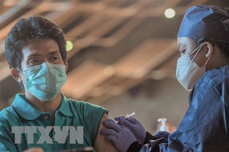 Nhân viên y tế tiêm vaccine phòng Covid-19 cho người dân tại Jakarta, Indonesia, ngày 23/7/2021. (Ảnh: THX/TTXVN)