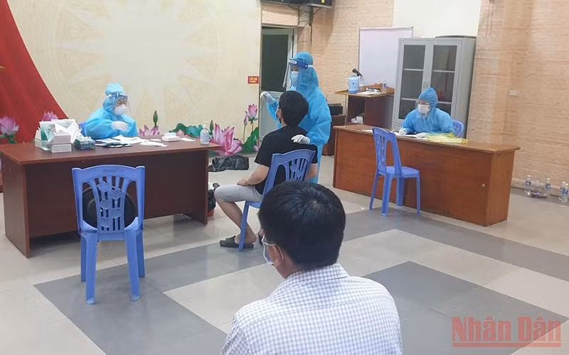 Đẩy nhanh việc xét nghiệm, bóc tách ca F0.