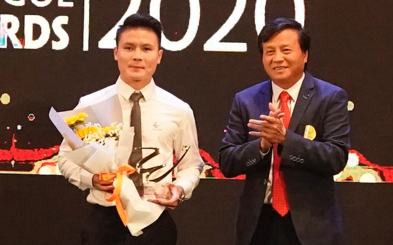 Quang Hải nhận giải thưởng bàn thắng đẹp nhất. Gala trao thưởng bóng đá chuyên nghiệp Việt Nam 2020 Văn Quyết hay nhất V.League 1-2020 -0