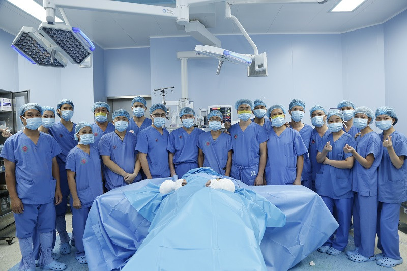 Ca ghép chi thể thành công. Lần đầu tiên ghép thành công đồng thời hai cẳng tay -0