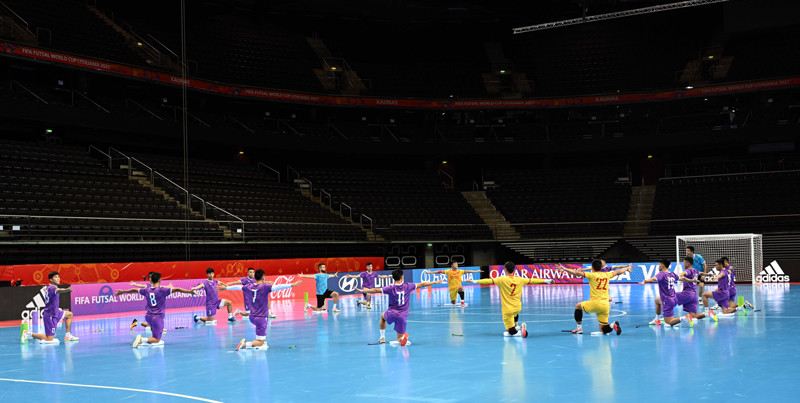 Đội tuyển futsal Việt Nam tập làm quen nhà thi đấu Kaunasm, chuẩn bị cho trận đấu với đội tuyển futsal Cộng hòa Czech. (Ảnh: VFF) Đội tuyển futsal Việt Nam quyết giành vé đi tiếp tại World Cup -0