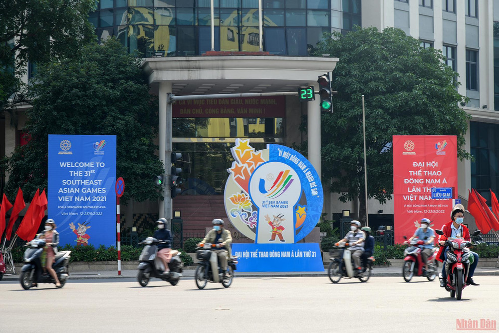 Ngã tư Liễu Giai với cụm mô hình và pano tuyên truyền SEA Games 31. (Ảnh: THÀNH ĐẠT) Đường phố Hà Nội trang hoàng chào đón SEA Games 31 -0