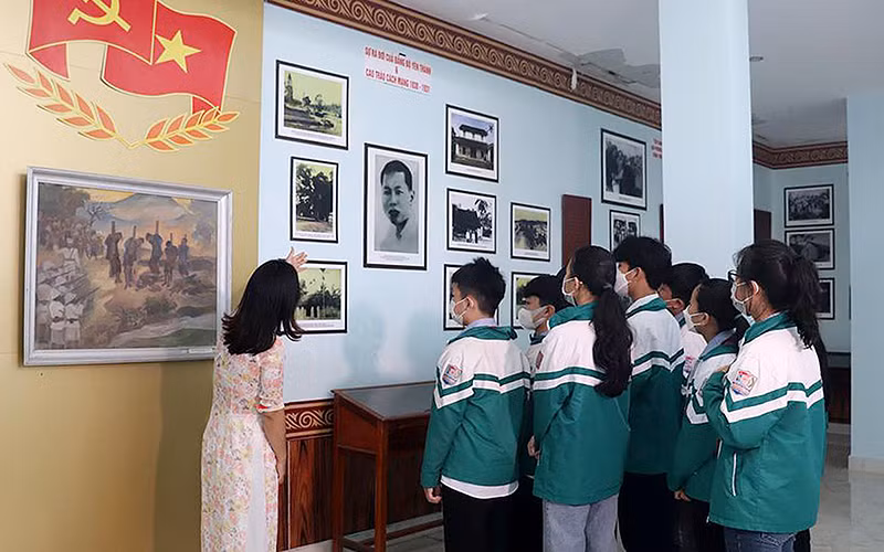 Học sinh Trường THCS Phan Ðăng Lưu (huyện Yên Thành, tỉnh Nghệ An) nghe giới thiệu tóm tắt cuộc đời, hoạt động của nhà cách mạng tiền bối Phan Ðăng Lưu. (Ảnh Trung tâm Văn hóa Thể thao và Truyền thông Yên Thành)