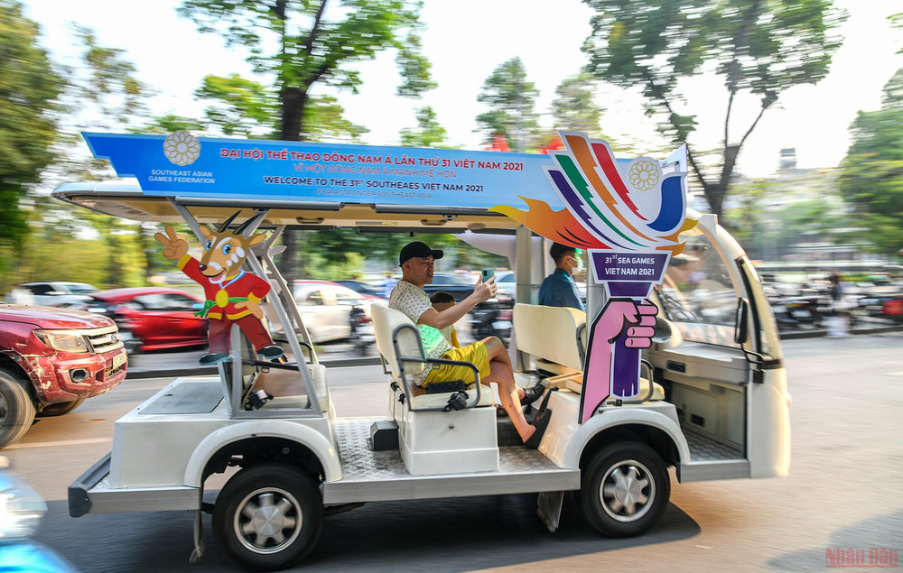 Dịch vụ xe điện du lịch phố cổ cũng được gắn logo, biểu trưng SEA Games 31 nhằm kích cầu du lịch . (Ảnh: THÀNH ĐẠT) Đường phố Hà Nội trang hoàng chào đón SEA Games 31 -0