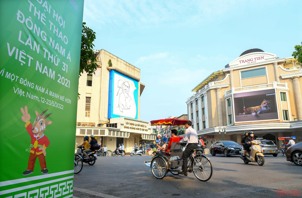 Qua việc trang trí băng rôn, pano, áp phích, thành phố Hà Nội mong muốn quảng bá tới bạn bè trong khu vực cũng như quốc tế hình ảnh Thủ đô thân thiện, mến khách. (Ảnh: THÀNH ĐẠT) Đường phố Hà Nội trang hoàng chào đón SEA Games 31 -0