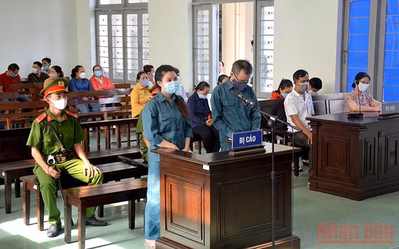 Hai bị cáo Hồ Thị Ngọc Yến và Phí Văn Thành tại phiên tòa.