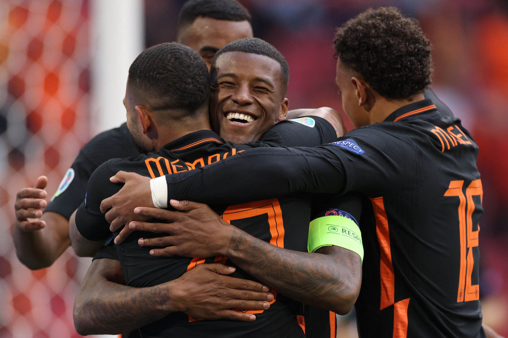 Đội trưởng Wijnaldum lập cú đú cho vào lưới Bắc Macedonia. (Ảnh: UEFA)