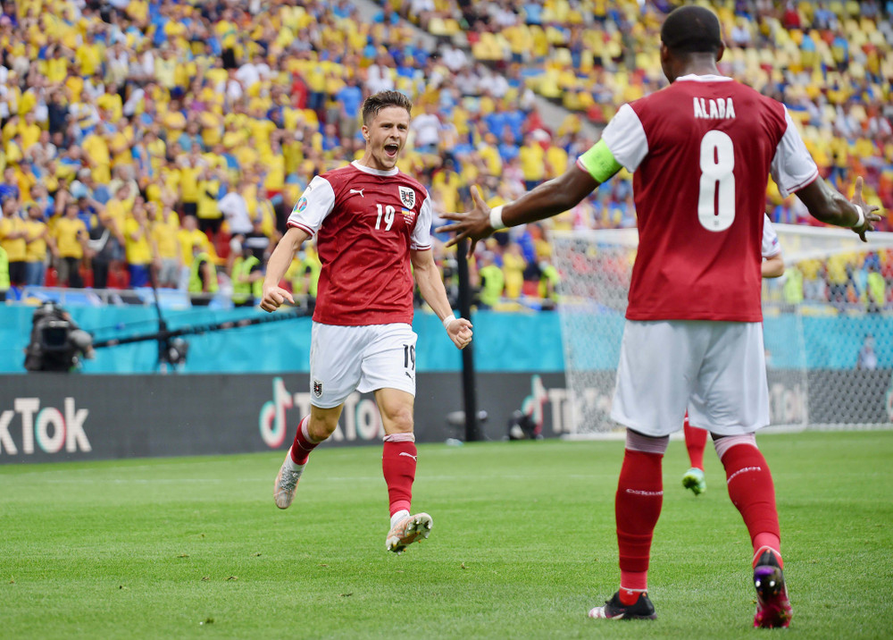Bộ đôi Baumgartner và David Alaba chơi ăn ý trên hàng công. Đội tuyển Áo vượt mặt Ukraine để giành vé vào vòng 1/8 -0