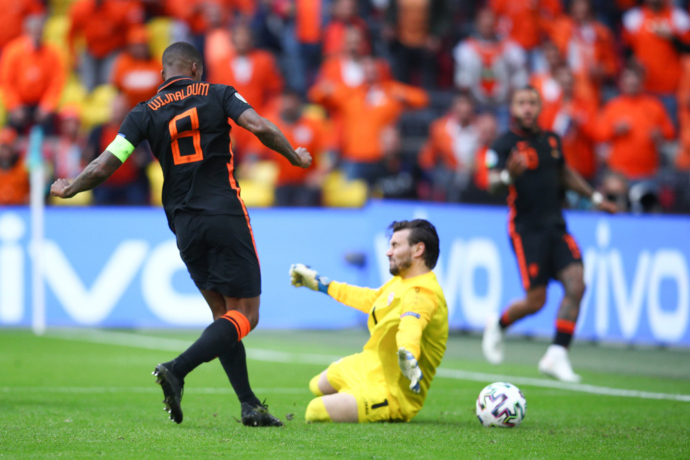 Wijnaldum dứt điểm trước khung thành đối phương. Hà Lan thắng dễ 3-0 Bắc Macedonia -0