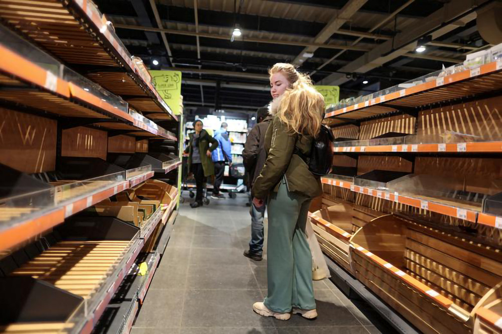Kệ hàng trống trơn sau khi lệnh giới nghiêm tại Kiev được dỡ bỏ. (Ảnh: Reuters) Bảy ngày chiến sự tại Ukraine -0
