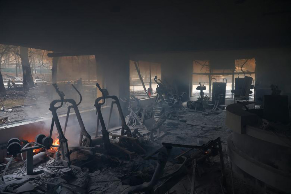 Một trung tâm tập thể hình bị thiêu rụi sau khi tháp TV tại Kiev bốc cháy. (Ảnh: Reuters) Bảy ngày chiến sự tại Ukraine -0