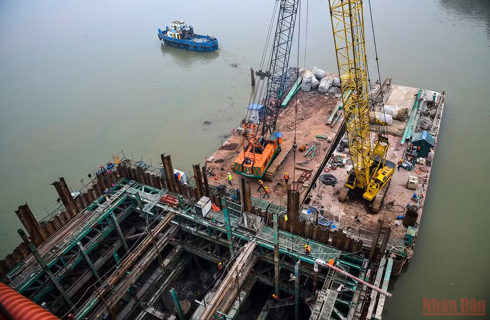 Đẩy nhanh tiến độ thi công cầu Vĩnh Tuy 2 trong năm 2022 -0